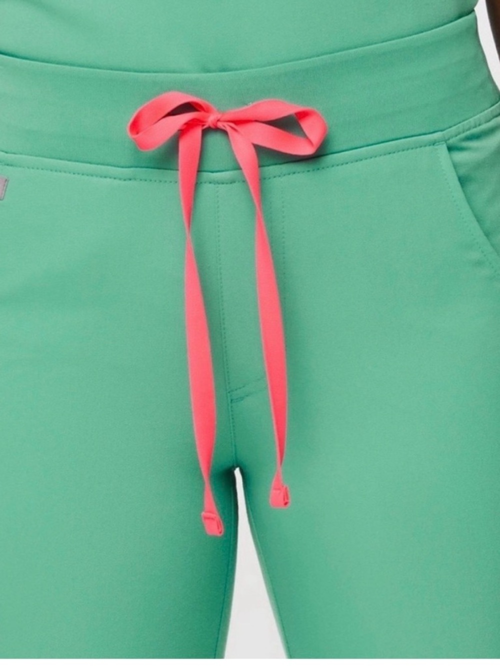 Figs Women’s Zamora Surgical Green Scrubs Joggers.   Size Small - Picture 3 of 14